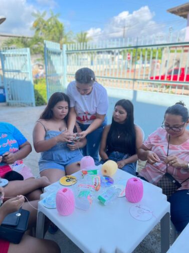 Oficina de crochê sustentável utiliza materiais recicláveis para capacitar mulheres em Codajás